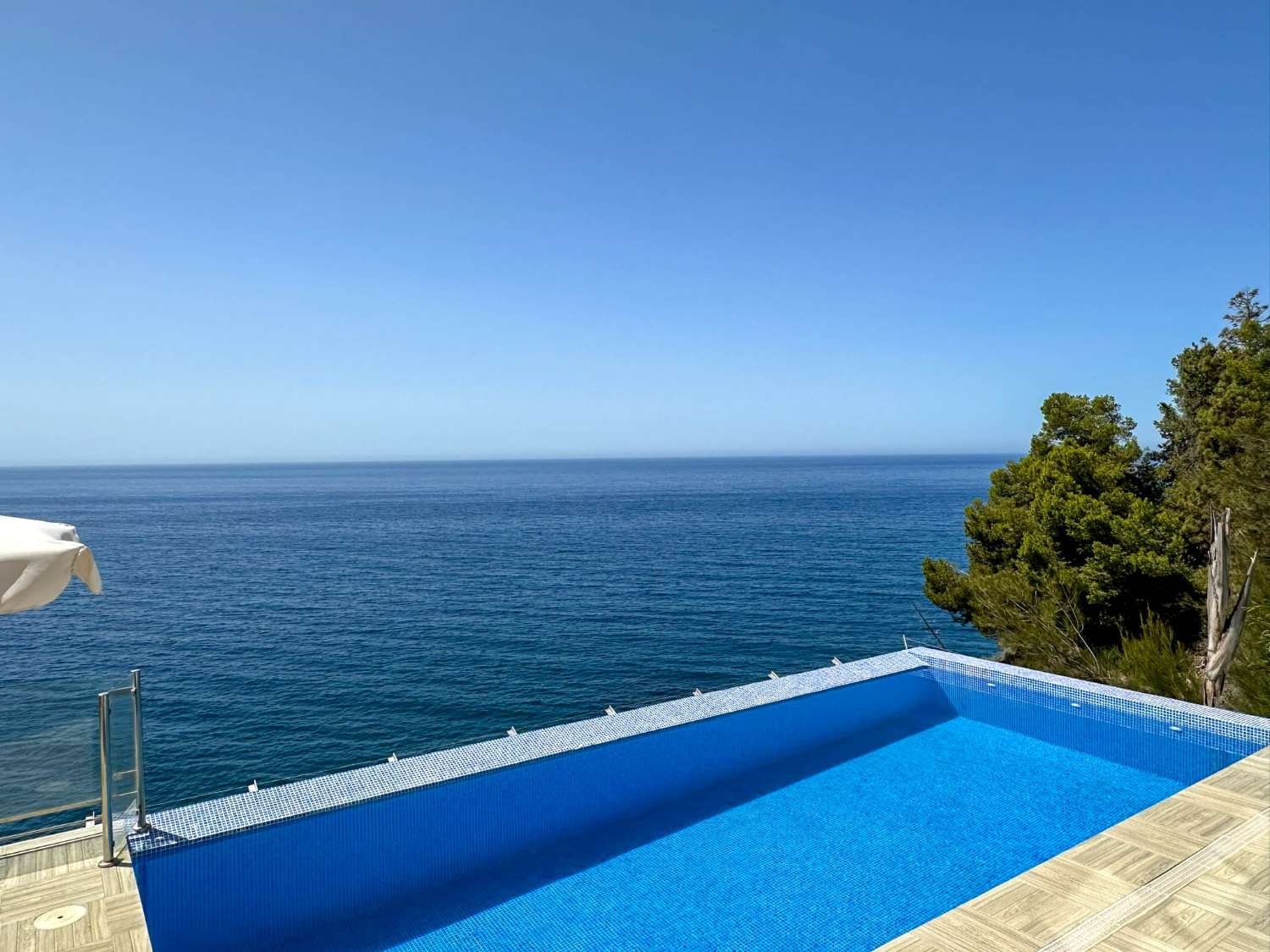 Villa en venta al borde del mar en Salobreña