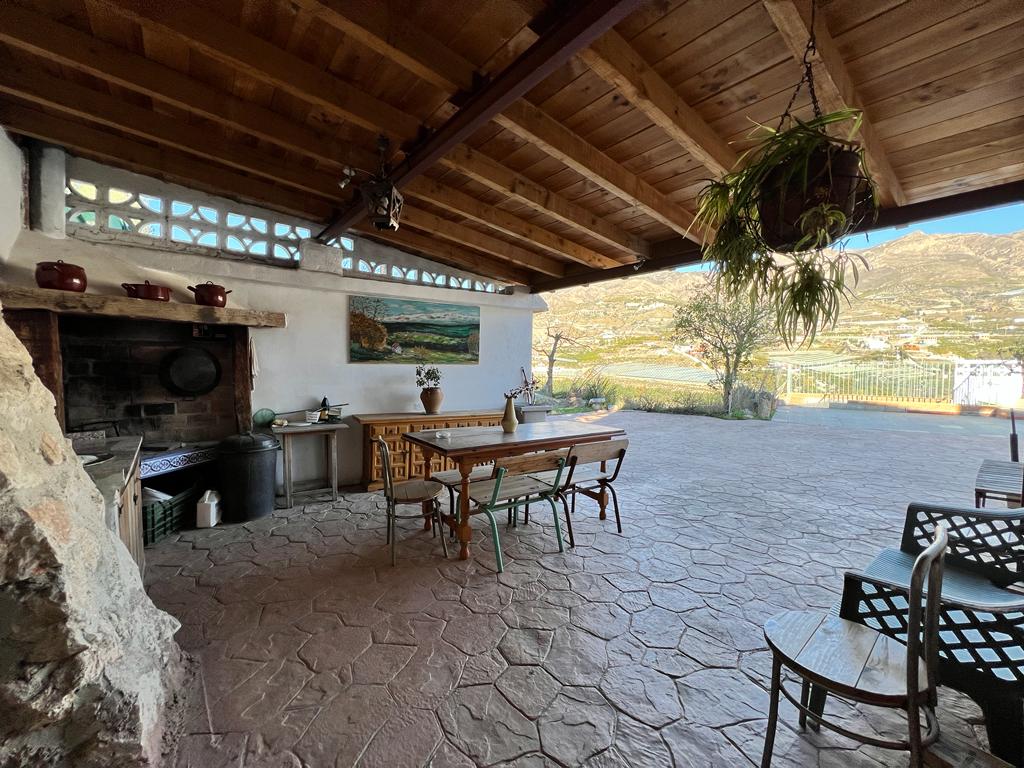 Amplio chalet con vistas en venta en Molvízar