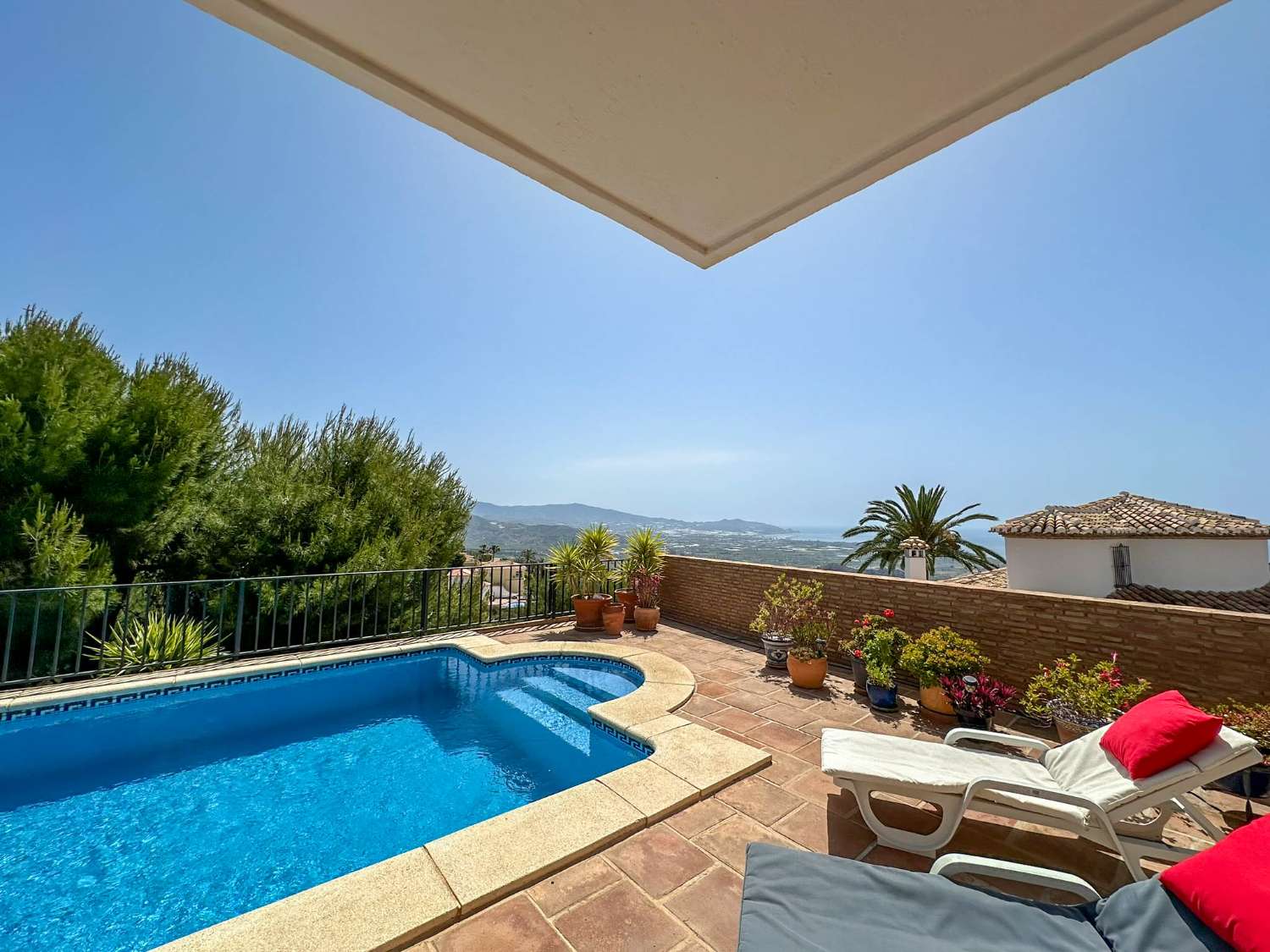 Splendid villa with wonderful views for sale in Monte de los Almendros