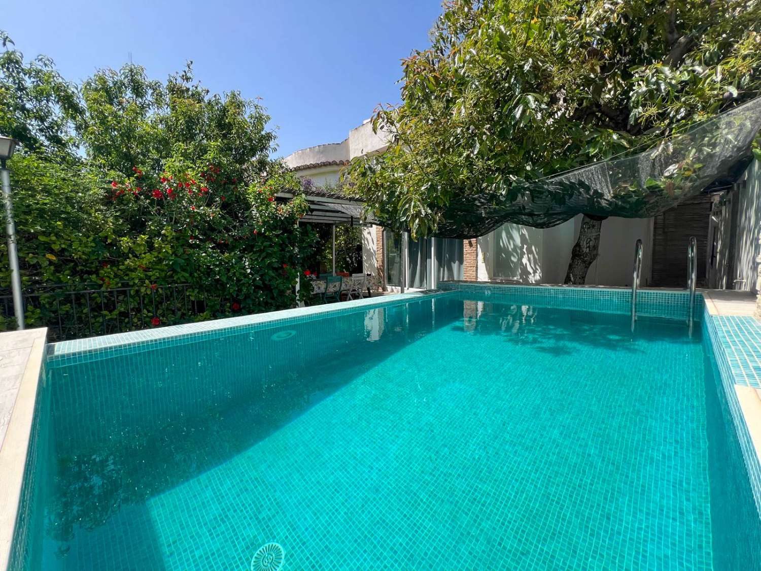 Espectacular casa con jardín y piscina en venta