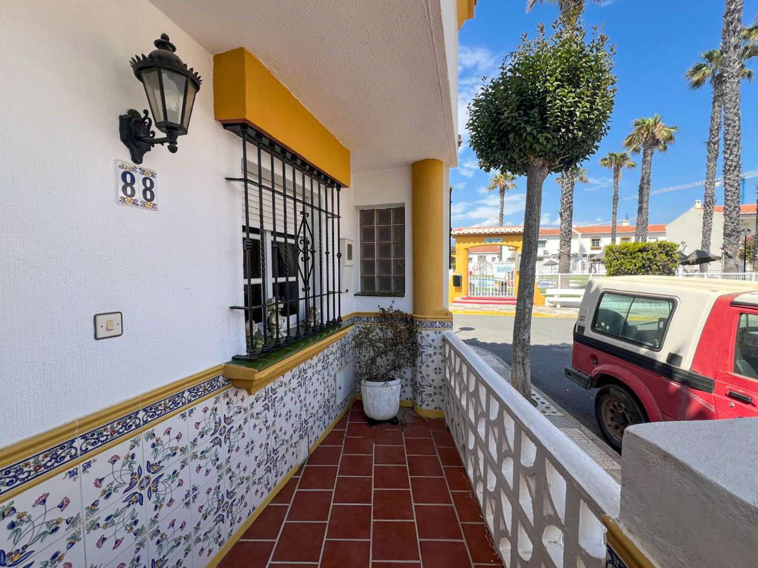 Amplia casa con jardín en venta en Salobreña