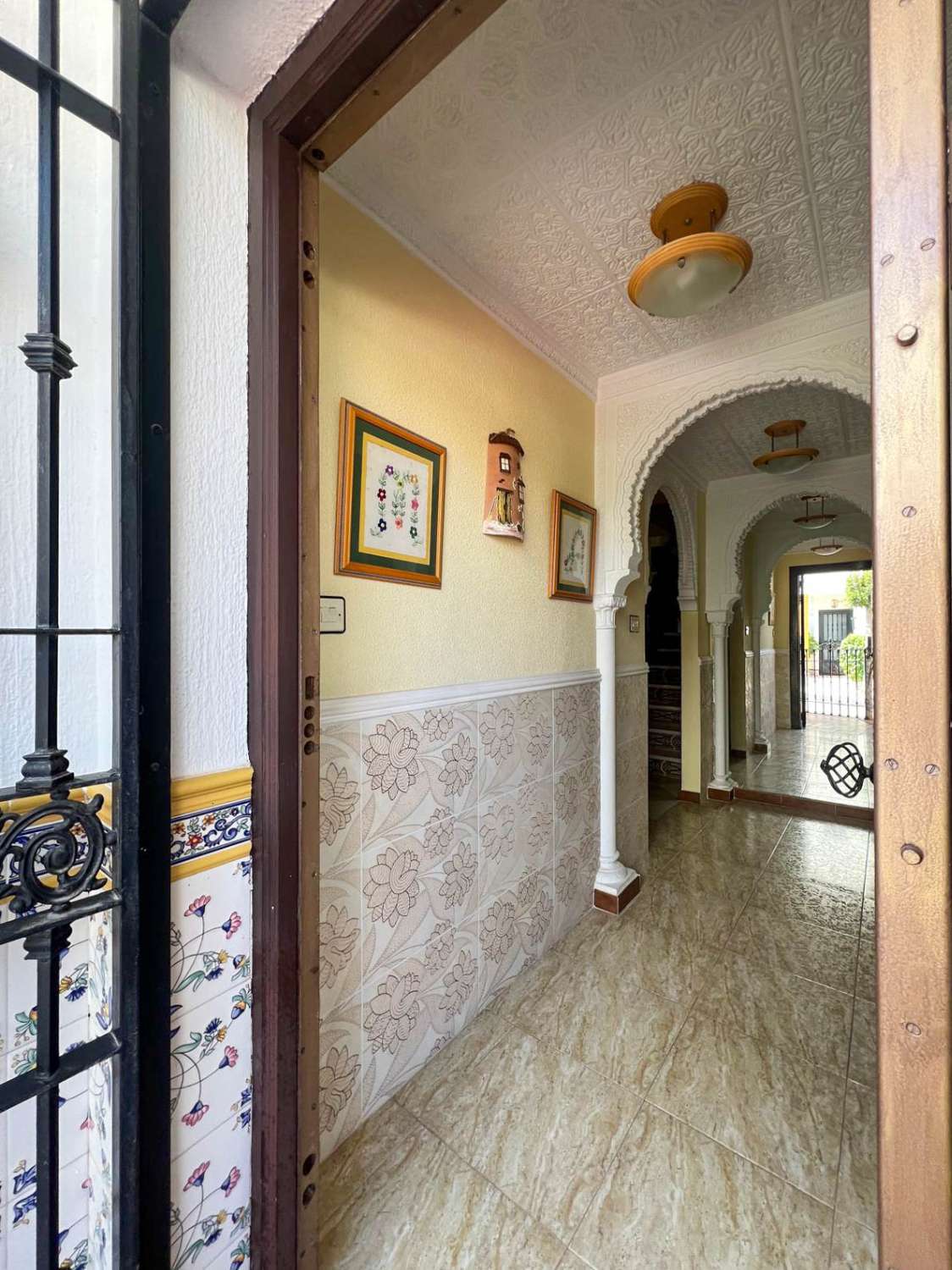 Amplia casa con jardín en venta en Salobreña