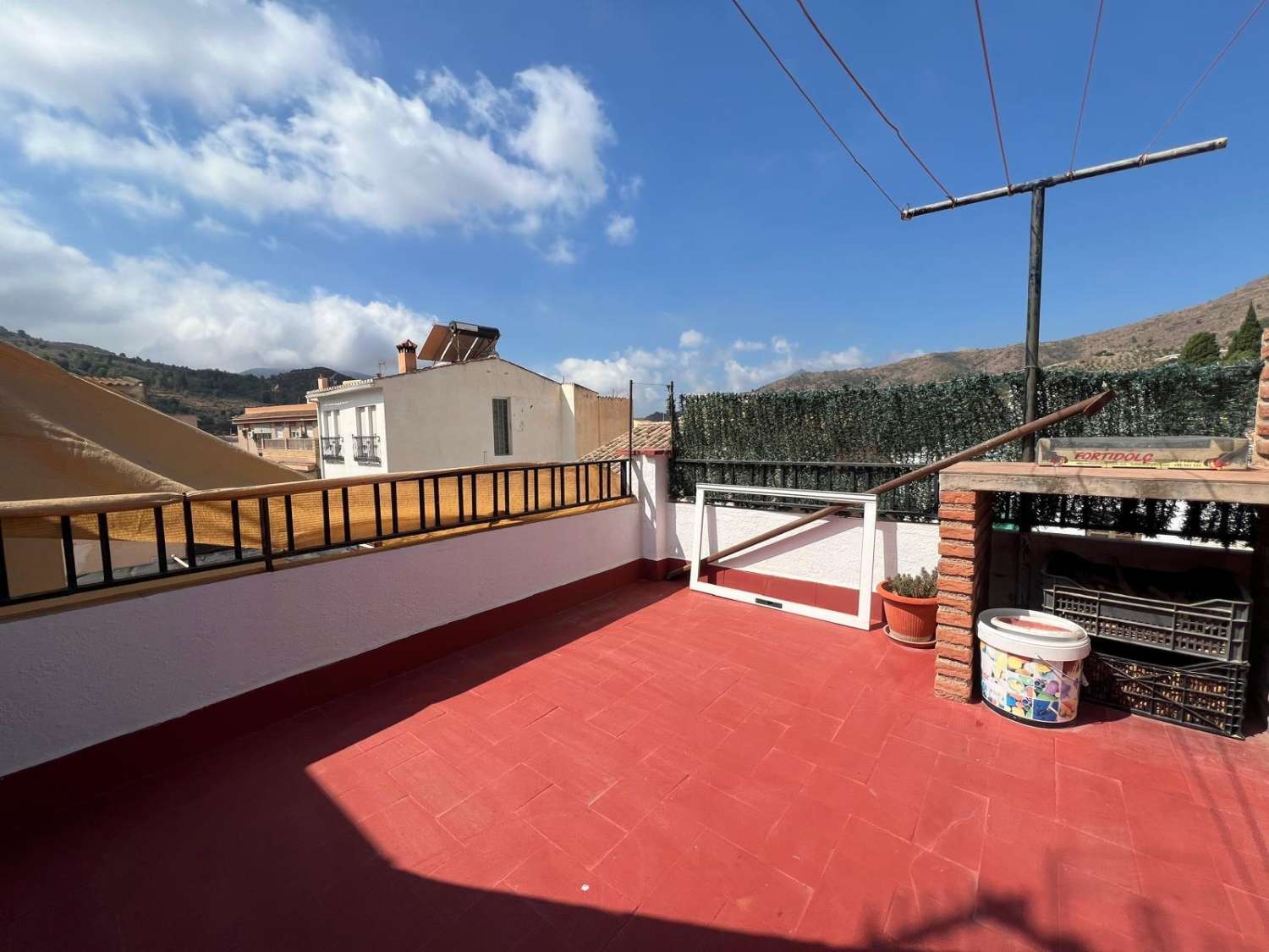 Casa con amplia terraza en venta en Vélez de Benaudalla