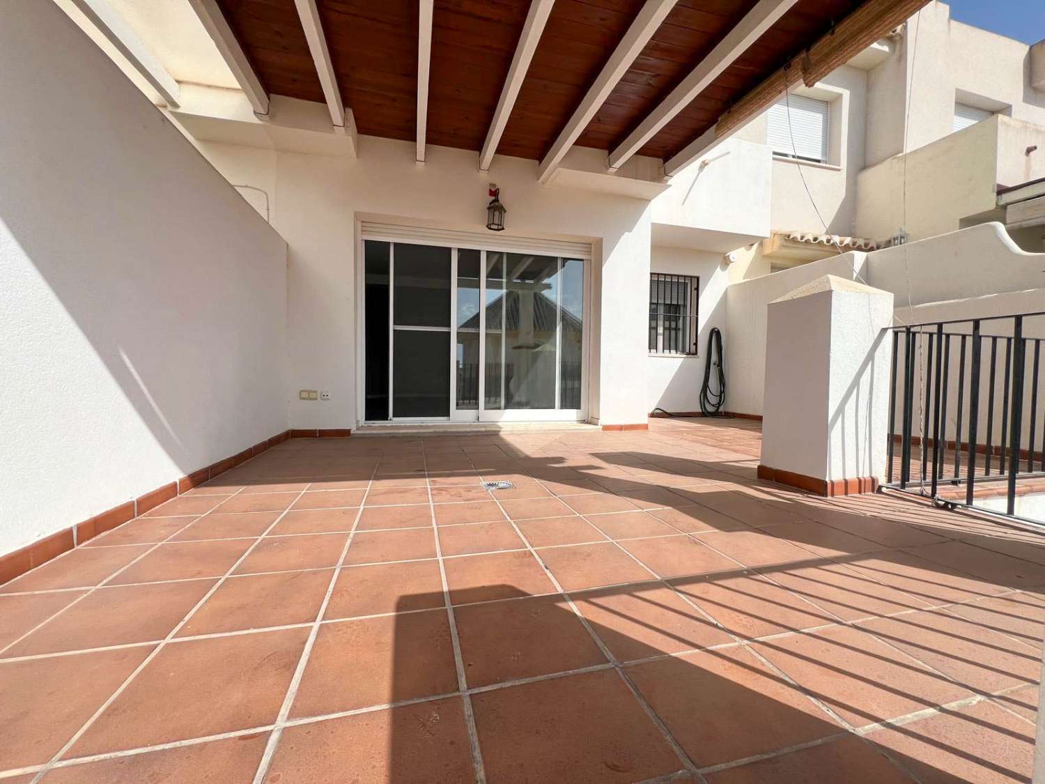 Spacious house with garage for rent in Salobrena