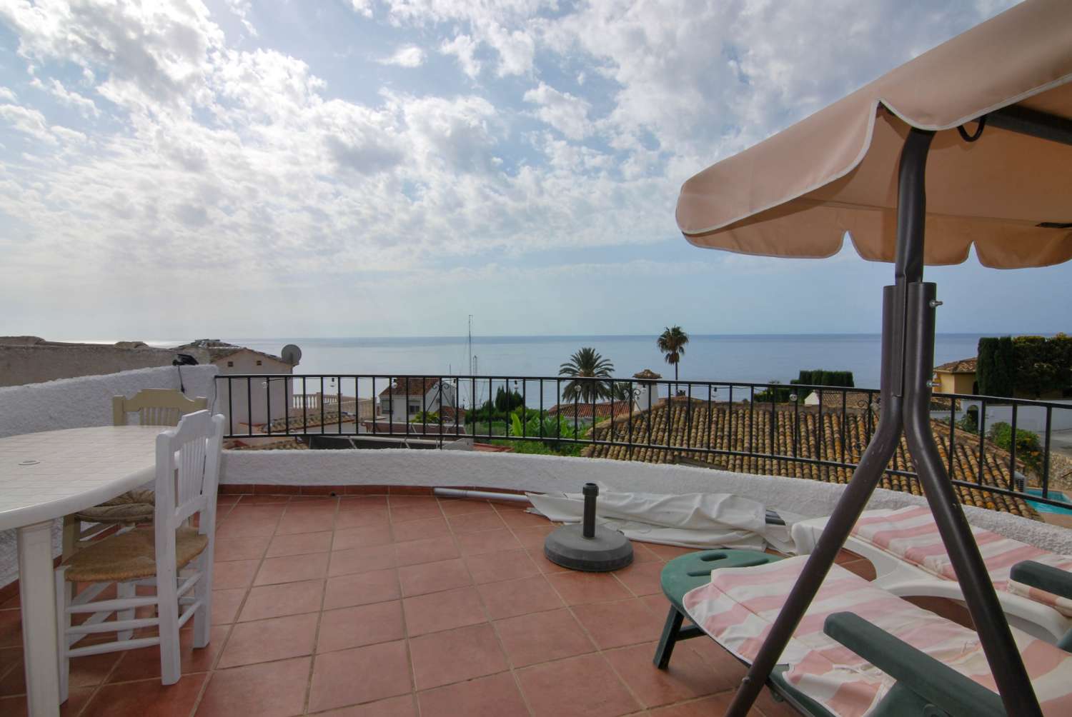 Refurbished house with sea views for sale