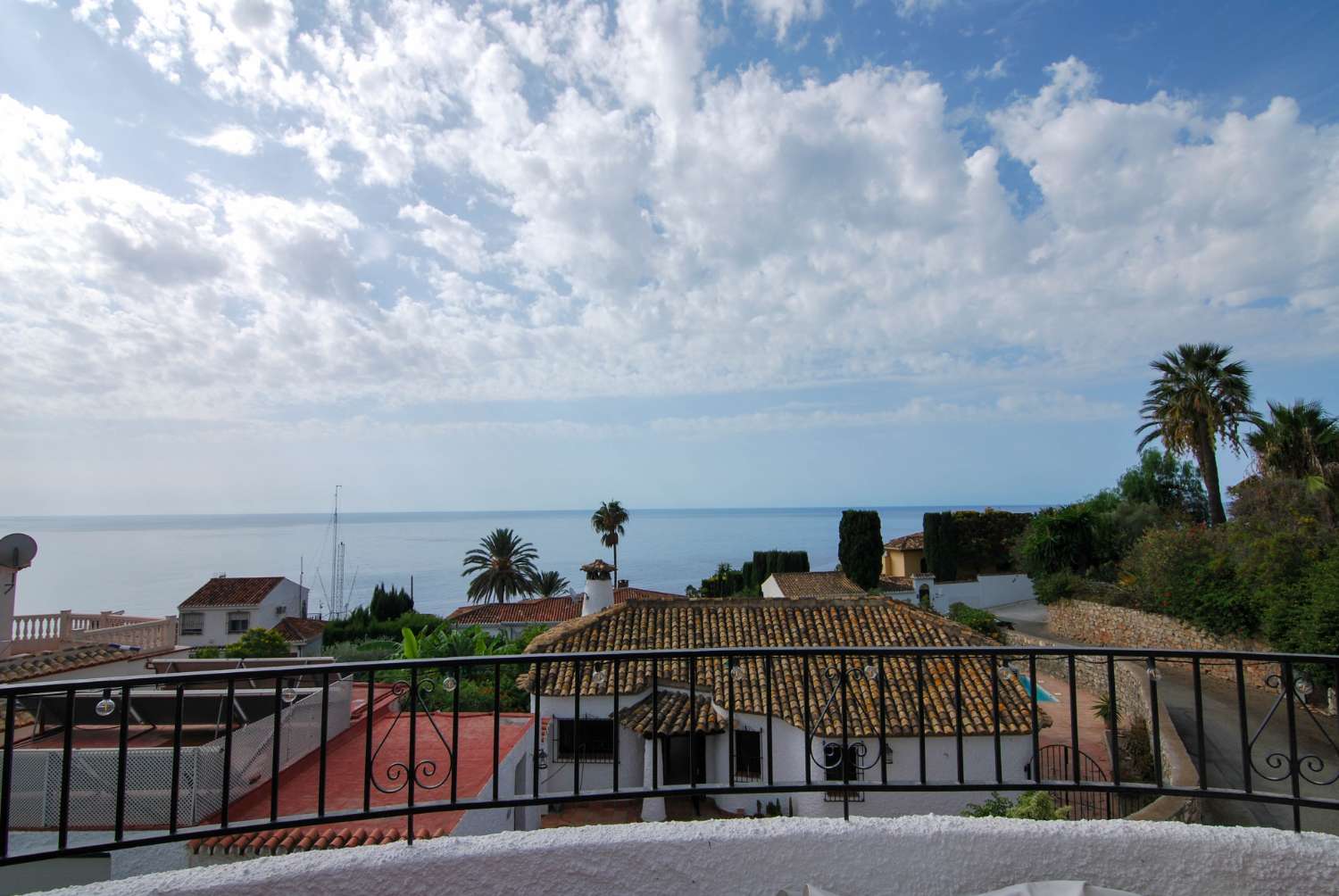 Refurbished house with sea views for sale