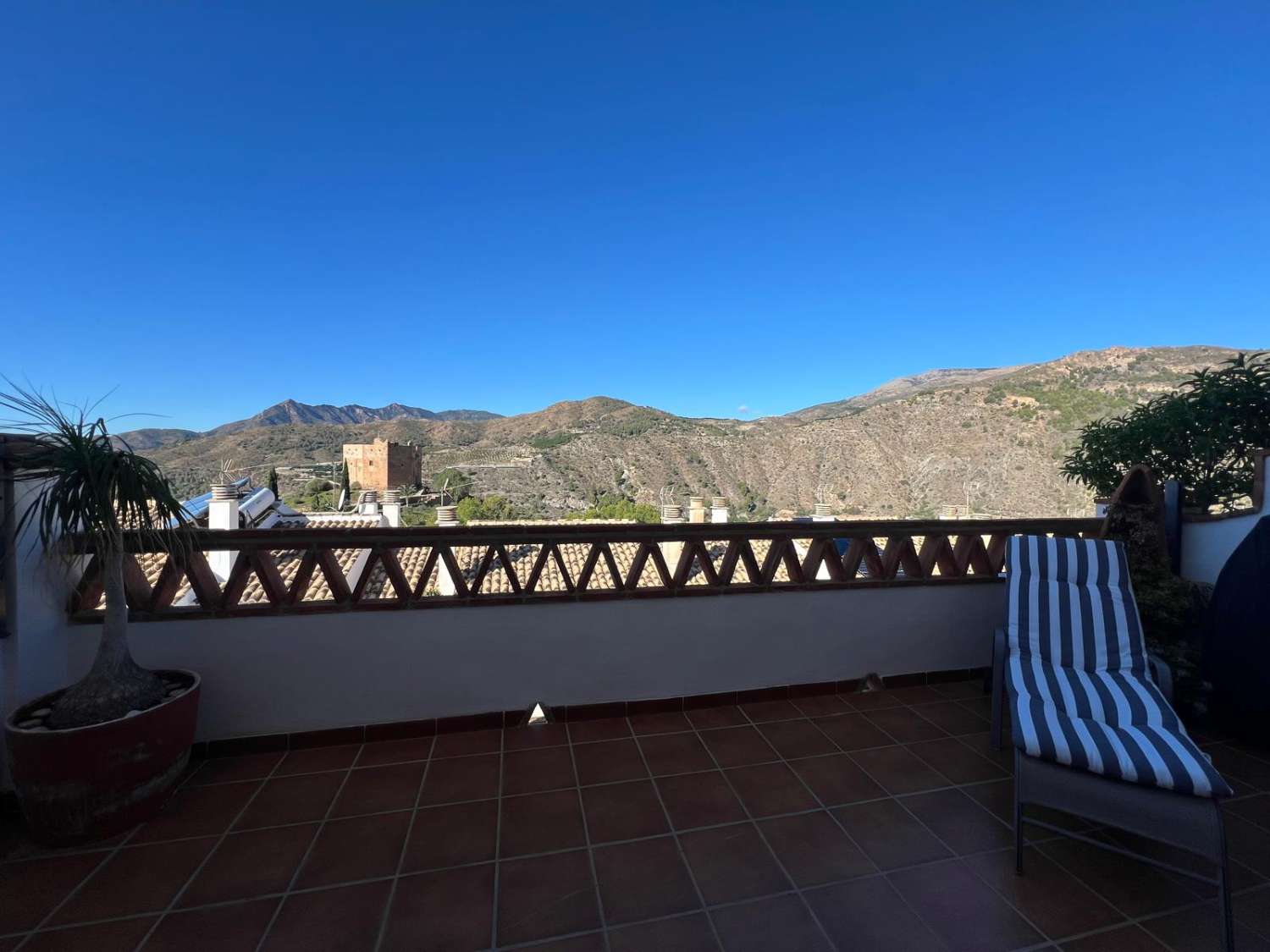 Casa en venta con vistas a la montaña en Vélez de Benaudalla