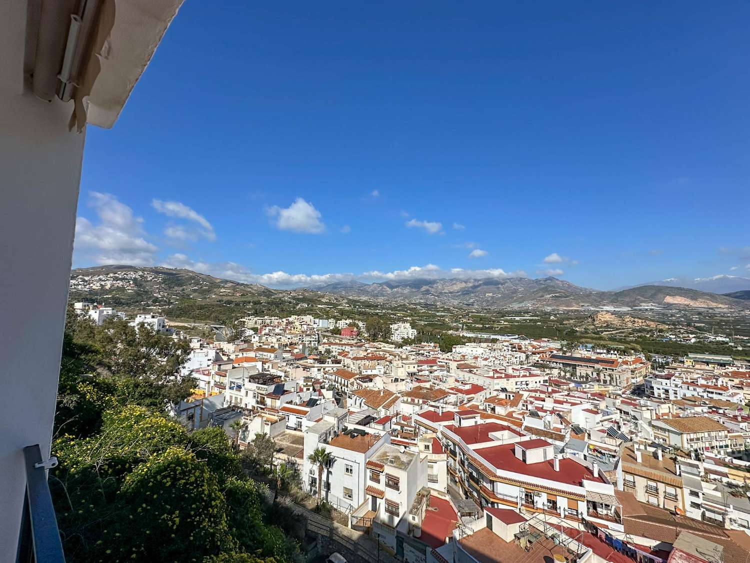 Bright apartment for sale in the old town of Salobreña