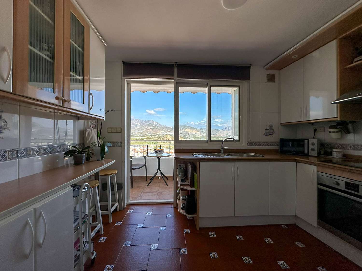 Bright apartment for sale in the old town of Salobreña