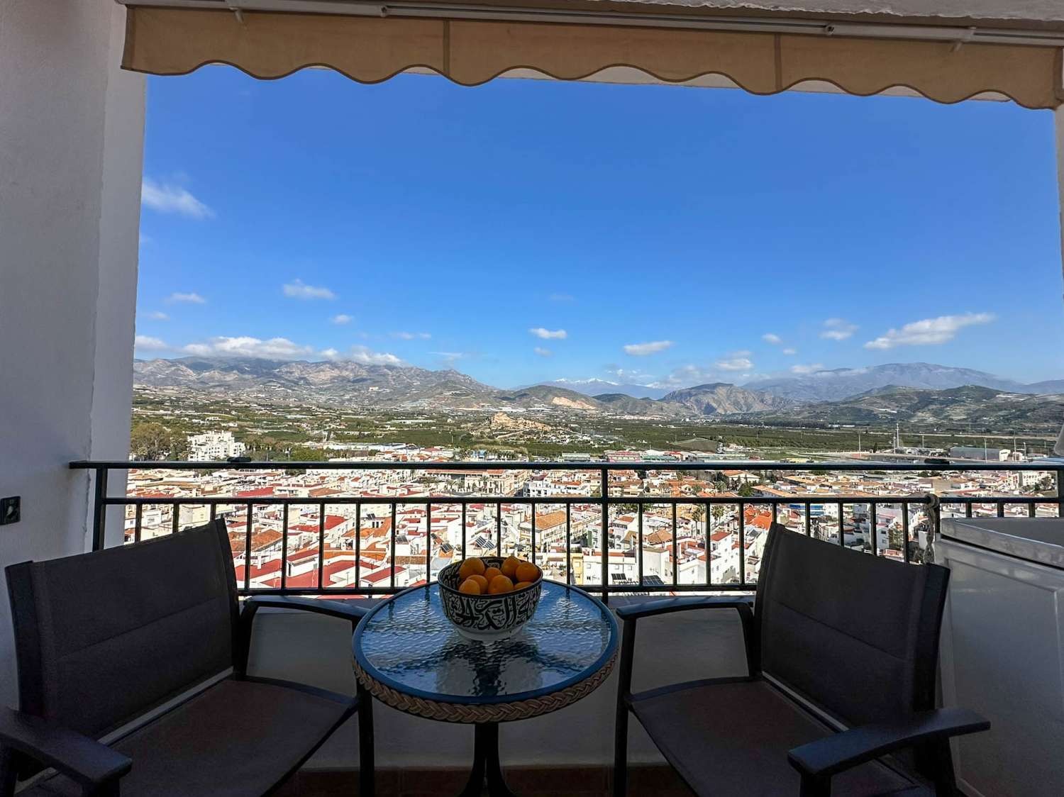 Bright apartment for sale in the old town of Salobreña