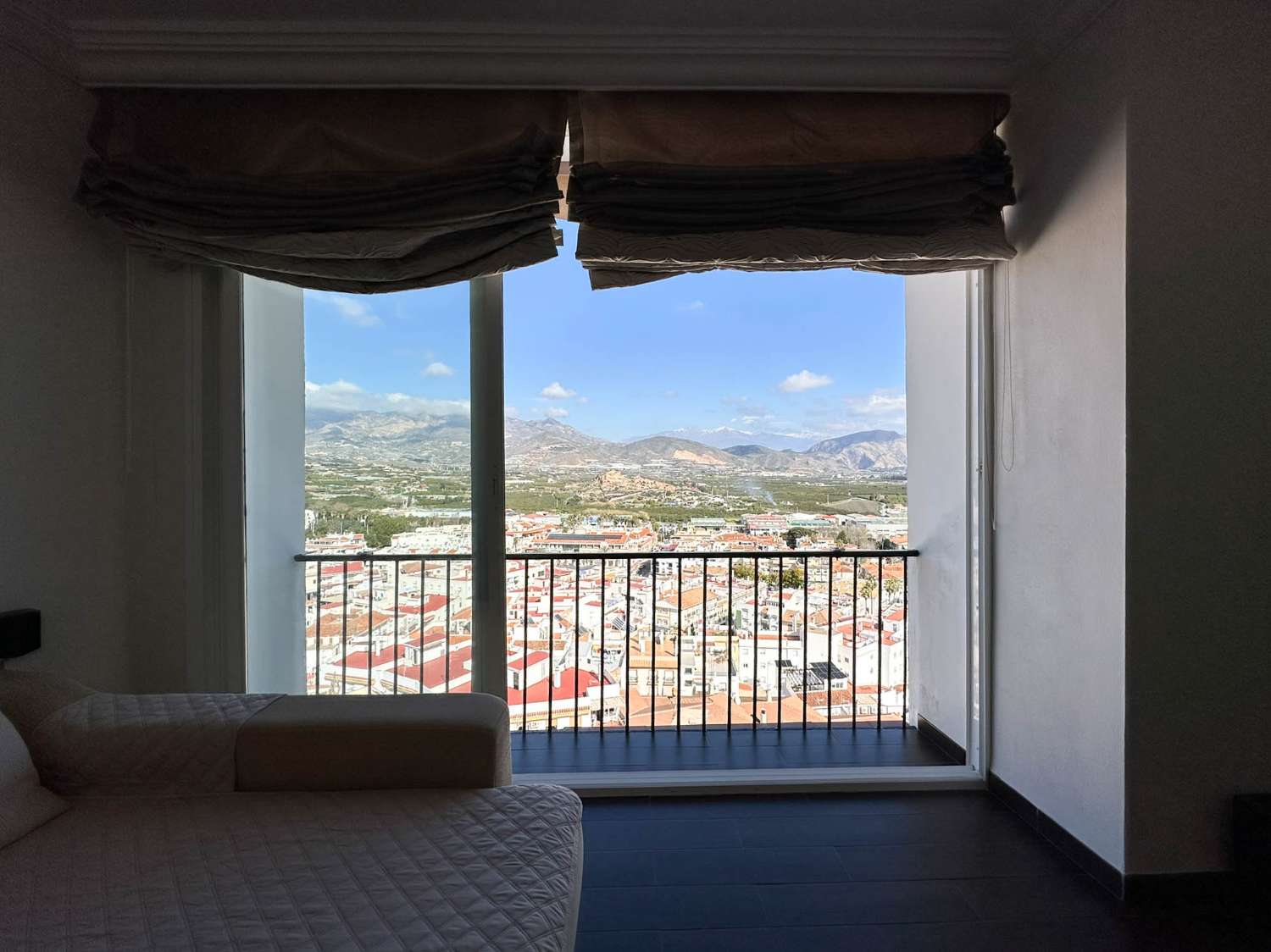 Bright apartment for sale in the old town of Salobreña